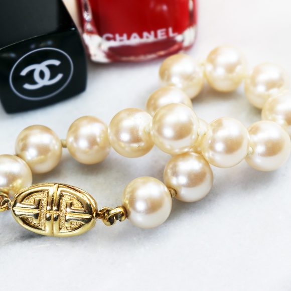 ⚜️ Vintage Givenchy Pearl Bracelet with Logo Clasp - Picture 10 of 16